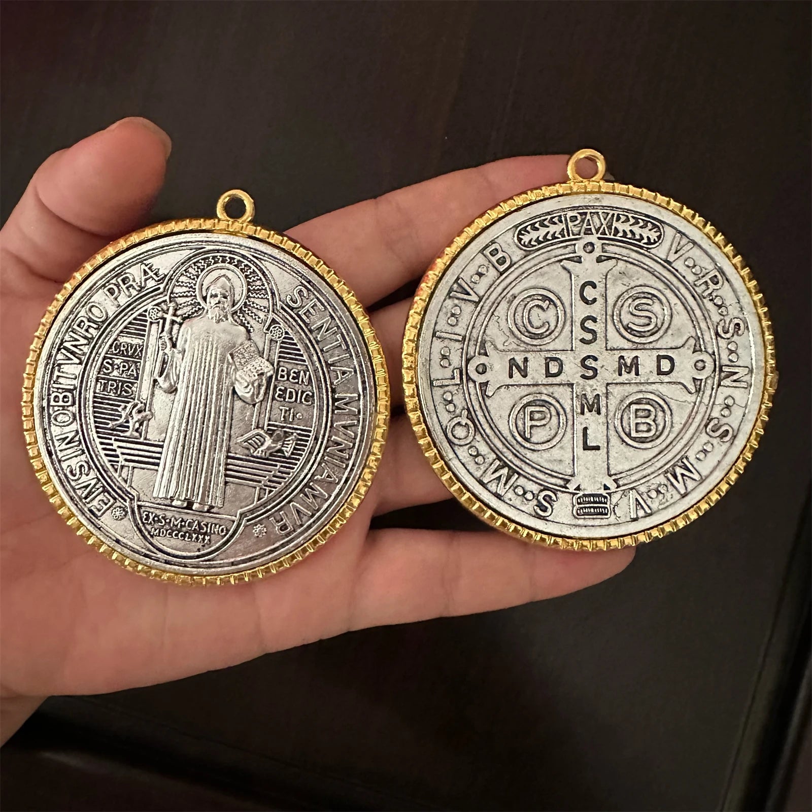 2PCS /Set EXTRA LARGE 3 INCH ST BENEDICT CROSS MEDAL VINTAGE BRASS TONE FINISH FOR WALL OR DESK DISPLAY/MEDALLA DE SAN BENITO
